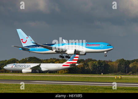 G-OBYF. Boeing 767-304. Thomson Airways l'arrivée. L'aéroport de Manchester en Angleterre. Banque D'Images