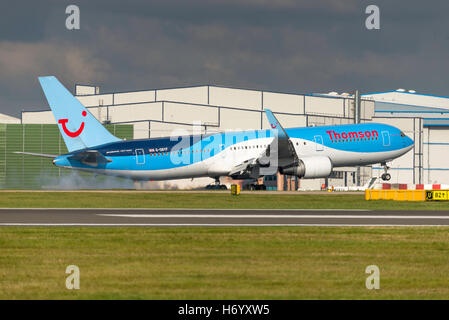 G-OBYF. Boeing 767-304. Thomson Airways l'arrivée. L'aéroport de Manchester en Angleterre. Banque D'Images