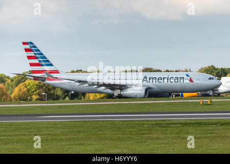 Airbus A330-243 d'American Airlines332 N283AY l'aéroport de Manchester en Angleterre. Banque D'Images