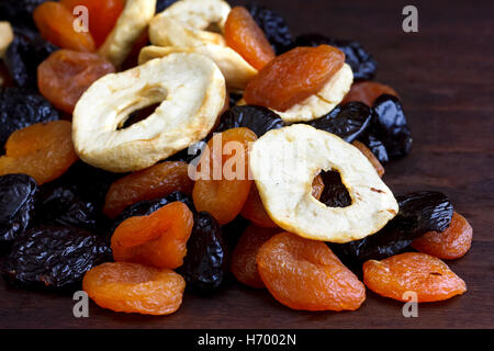 Pile de fruits secs mélangés sur le bois sombre. En perspective avec l'espace pour le texte. Banque D'Images