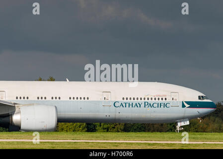 Boeing 777-367ER B-KQT Cathay Pacific Airways Aéroport de Manchester en Angleterre.arrivées. Départs. Banque D'Images