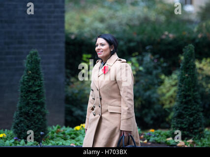 Priti Patel,secrétaire d'État au Développement International, arrive pour une réunion du cabinet Banque D'Images