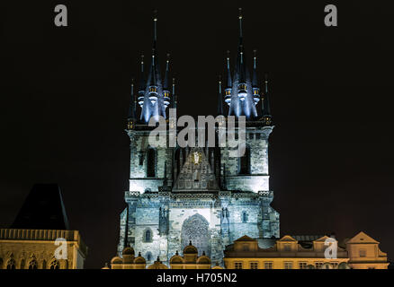 Église Notre Dame de Tyn en face de Prague la nuit Banque D'Images