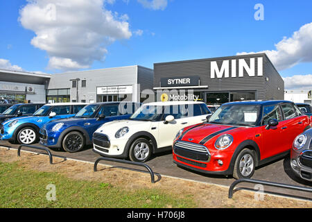 Rangée de voitures d'occasion chez les concessionnaires BMW Mini d'occasion à vendre sur la piste de garage devant la salle d'exposition de la concession Sytner Romford Londres Angleterre Royaume-Uni Banque D'Images