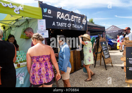Les visiteurs de la saucisse et de la bière annuelle Music Festival à pied le long des avenues de stands de nourriture de rue, Jimmy's Farm, Ipswich, Royaume-Uni Banque D'Images