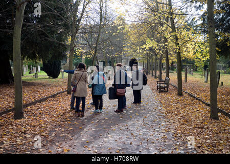 Groupe touristique sur l'approche de l'église Holy Trinity à l'automne, Stratford-upon-Avon, Warwickshire, England, UK Banque D'Images