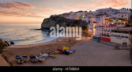 Le Portugal, l'Algarve, Praia do Carvoeiro village et plage au coucher du soleil Banque D'Images