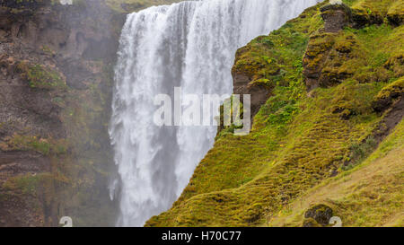 Une vue de la cascade de Skogafoss, Islande. Banque D'Images