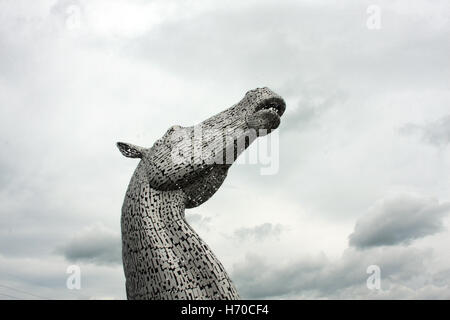 Un coup spectaculaire de l'un des immenses sculptures cheval Kelpie qui se repose dans le parc de l'hélice, Falkirk, Ecosse. Banque D'Images