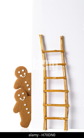 Gingerbread men contre panneau publicitaire avec échelle Banque D'Images