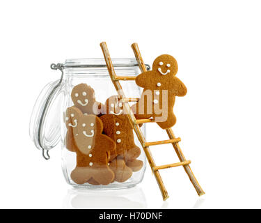 Gingerbread climbing ladder dans cookie jar sur un fond blanc Banque D'Images