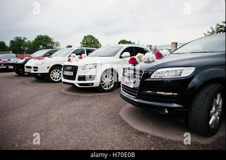 Hai, Ukraine - le 20 octobre 2016 : Audi Q7 Porsche Cayenne avec cortège de mariage Banque D'Images