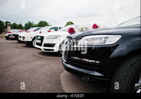 Hai, Ukraine - le 20 octobre 2016 : Audi Q7 Porsche Cayenne avec cortège de mariage Banque D'Images