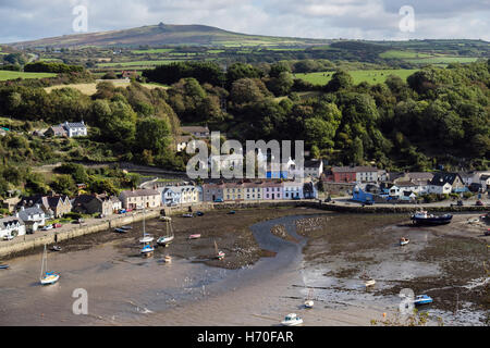 Vue de haut au-dessus du vieux port sur la rivière Afon Gwaun amenée, avec au-delà de Pembrokeshire Coast National Park. Fishguard Wales UK Banque D'Images