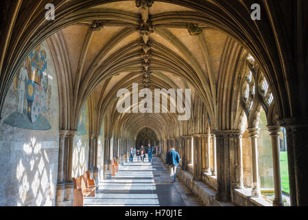 Cloître de la cathédrale de Norwich, vue sur l'intérieur du cloître nord du XIVe siècle dans la cathédrale de Norwich, Norfolk, Angleterre, Royaume-Uni. Banque D'Images