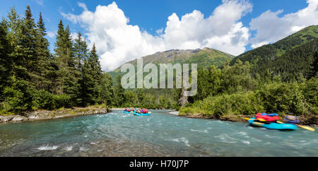 Whitewater rafting rafting Sixmile Creek vers le bas sur la péninsule de Kenai dans le sud de l'Alaska. Banque D'Images