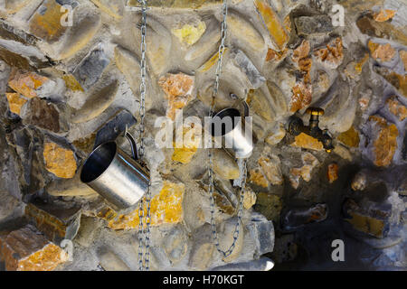 Source - un remède naturel de l'eau souterraine à la surface de la terre à terre Banque D'Images