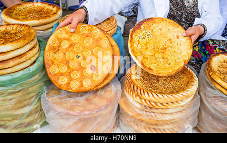 Le marchand montre lochira (pain plat traditionnel), qui est particulièrement savoureux dans la région de Fergana, Pungan, Uzbekist Banque D'Images