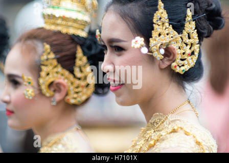 Les danseurs en costumes traditionnels à un événement culturel à Bangkok, Thaïlande. Banque D'Images