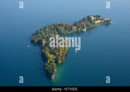 VUE AÉRIENNE. Île boisée à l'automne et une villa néo-gothique vénitienne. Isola del Garda, Lac de Garde, province de Brescia, Lombardie, Italie. Banque D'Images