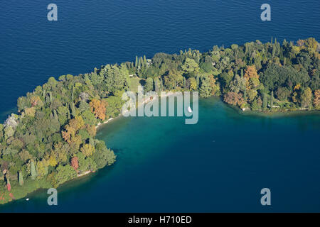 VUE AÉRIENNE. Petite baie dans une île boisée à l'automne. Isola del Garda, Lac de Garde, province de Brescia, Lombardie, Italie. Banque D'Images