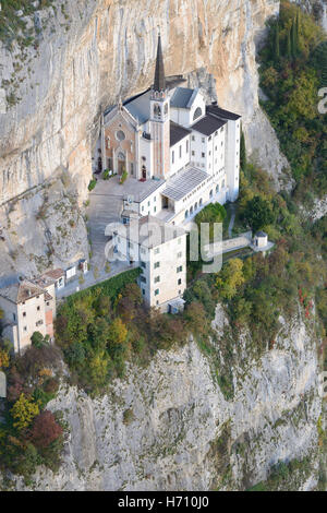 Lieu de culte situé sur le bord étroit d'une immense face de roche. Sanctuaire de Madonna della Corona, Spiazzi, province de Vérone, Vénétie, Italie. Banque D'Images