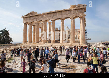 Les touristes devant le Parthénon sur l'Acropole à Athènes Banque D'Images