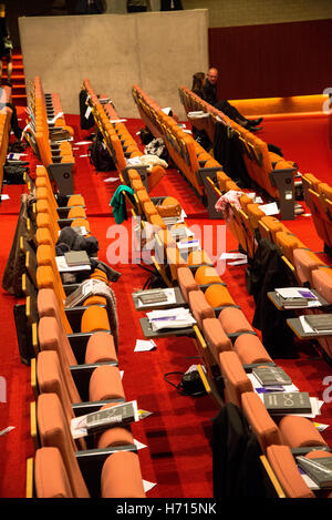 Des rangées de chaises vides avec des livres et des articles à l'auditorium de l'université Banque D'Images