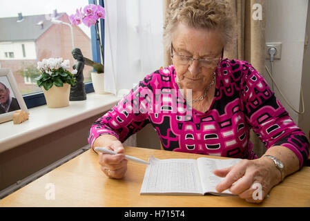 Vieille Femme étrange à table Banque D'Images