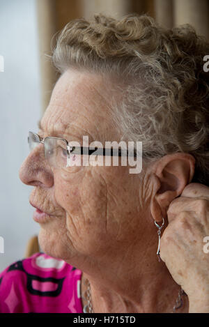 Vieille Femme étrange à table Banque D'Images