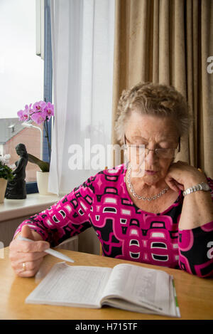 Vieille Femme étrange à table Banque D'Images