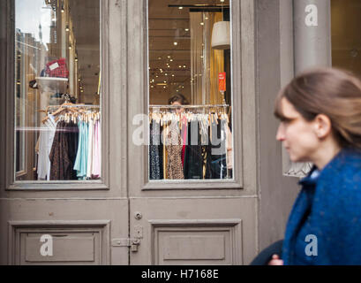 Les clients vu dans la fenêtre d'un magasin de vêtements américains à New York le samedi 29 octobre, 2016. American Apparel est signalé à être le dépôt pour le chapitre 11 de nouveau faillite après avoir émergé de sa première faillite en février. (© Richard B. Levine) Banque D'Images