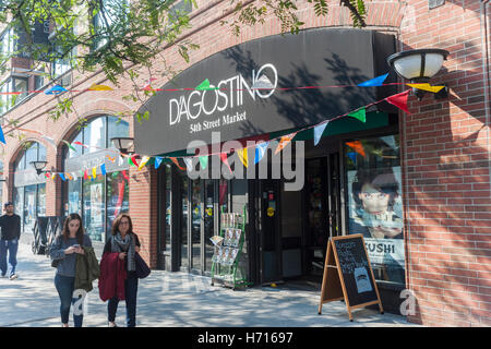 Un magasin de la propriété familiale D'Agostino chaîne de supermarchés à New York le dimanche 30 octobre, 2016. La fusion de la chaîne familiale avec la chaîne Gristedes est signalé à l'avant avec la conclusion d'ici la fin de l'année. (© Richard B. Levine) Banque D'Images