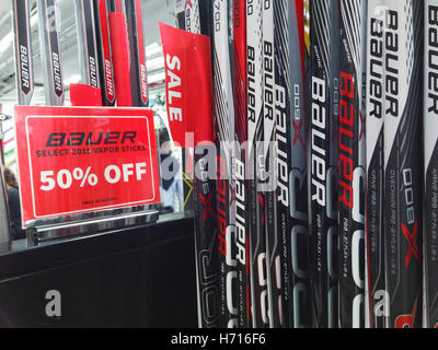 Bauer bâton de hockey de marque dans un magasin d'articles de sport à New York Lundi, 31 octobre, 2016. Le sport de performance, le groupe propriétaire de la marque Bauer Hockey sur glace et la marque d'équipement de base-ball d'Easton a déposé pour la protection contre la faillite. (© Richard B. Levine) Banque D'Images