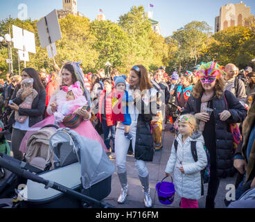 Les participants à Washington Square Park à Greenwich Village à New York Lundi, 31 octobre, 2016 mars dans le Children's Parade Halloween. L'enfant et à la famille annuel défilé sympathique rassemble dans le parc à la fontaine. (© Richard B. Levine) Banque D'Images