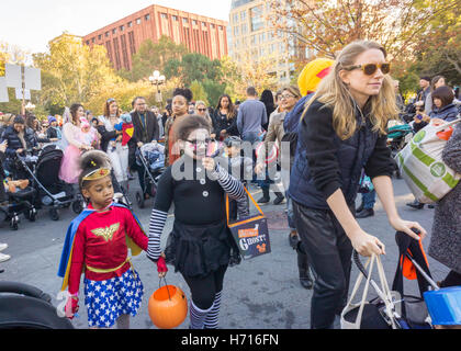 Les participants à Washington Square Park à Greenwich Village à New York Lundi, 31 octobre, 2016 mars dans le Children's Parade Halloween. L'enfant et à la famille annuel défilé sympathique rassemble dans le parc à la fontaine. (© Richard B. Levine) Banque D'Images