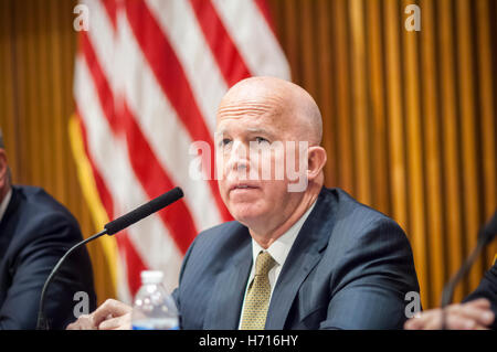 Le commissaire de la police de James O'Neill informe les médias à la conférence de presse mensuelle du NYPD sur les statistiques de la criminalité à un Octobre Police Plaza à New York le Mardi, Novembre 1, 2016. (© Richard B. Levine) Banque D'Images