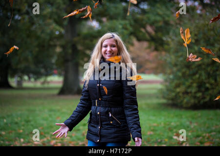 Couleurs d'automne en Angleterre, Westonbirt, sud-est. Gamme de couleurs chaudes de rouge et orange, jusqu'à la jaunisse plus lumineux. Banque D'Images