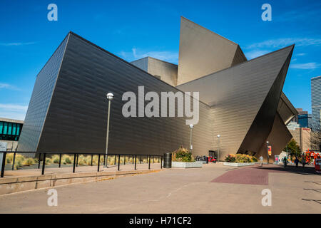 Denver Art Museum conçu par l'architecte Daniel Libeskind est très moderniste et abrite une noté collectionof American Indian art Banque D'Images