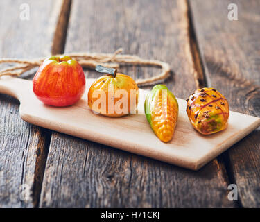 Des pâtisseries siciliennes typiques - massepain fruits - frutta di martorana Banque D'Images