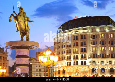 Statue d'Alexandre le Grand à l'extérieur de l'hôtel Marriott à la place de Macédoine à Skopje, Macédoine Banque D'Images