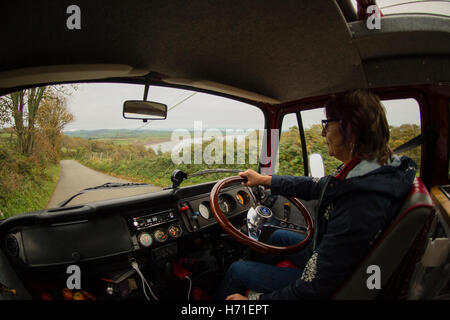 Vacances dans le nord du Pays de Galles : une femme d'âge moyen roulant son classique VW Volkswagen T2 campervan le long d'un étroit, près de la bouche (Enfers) plage de Porth Neigwl Abersoch Gwynedd le nord du Pays de Galles, Royaume-Uni Banque D'Images