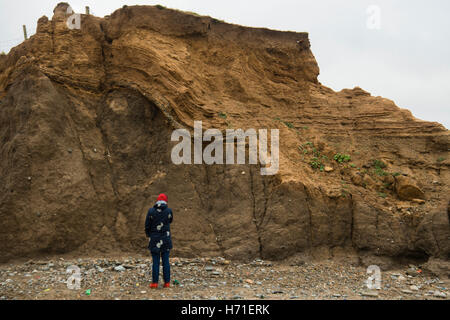 Falaises de till glaciaire la bouche de l'enfer (plage), Porth Neigwl péninsule Llyen UKWales, Gwynedd au Pays de Galles UK Octobre 2016 Banque D'Images