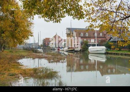 Faversham Creek High Tide Faversham Kent en Angleterre, couleurs d'automne Banque D'Images