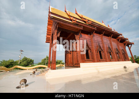 Le magnifique temple en bois de teck Wat Ao Noi, Prachuap Khiri Khan, Thaïlande Banque D'Images