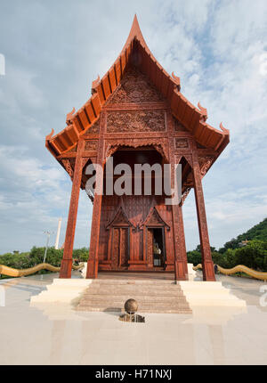 Le magnifique temple en bois de teck Wat Ao Noi, Prachuap Khiri Khan, Thaïlande Banque D'Images