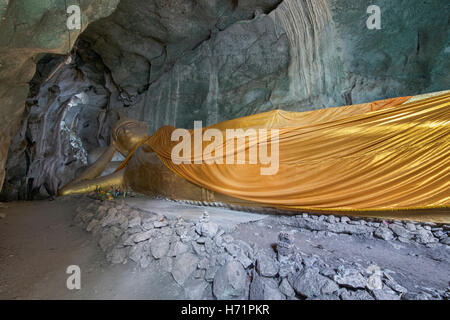 Bouddha couché caché dans Khan Kra Dai Grotte, Wat Ao Noi, Prachuap Khiri Khan, Thaïlande Banque D'Images