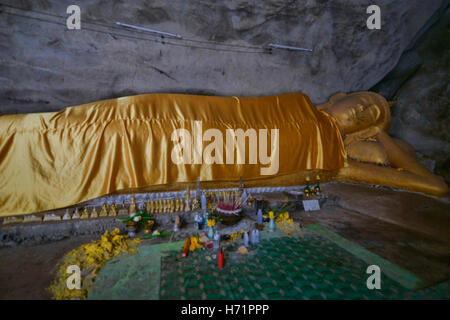 Bouddha couché caché dans Khan Kra Dai Grotte, Wat Ao Noi, Prachuap Khiri Khan, Thaïlande Banque D'Images