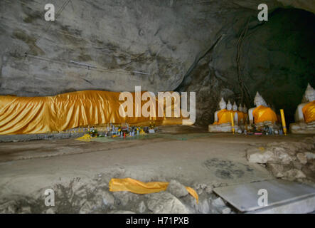 Bouddha couché caché dans Khan Kra Dai Grotte, Wat Ao Noi, Prachuap Khiri Khan, Thaïlande Banque D'Images