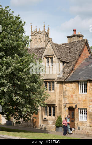 Les maisons avec l'église St James' derrière, Chipping Campden Gloucestershire, Angleterre, Royaume-Uni Banque D'Images